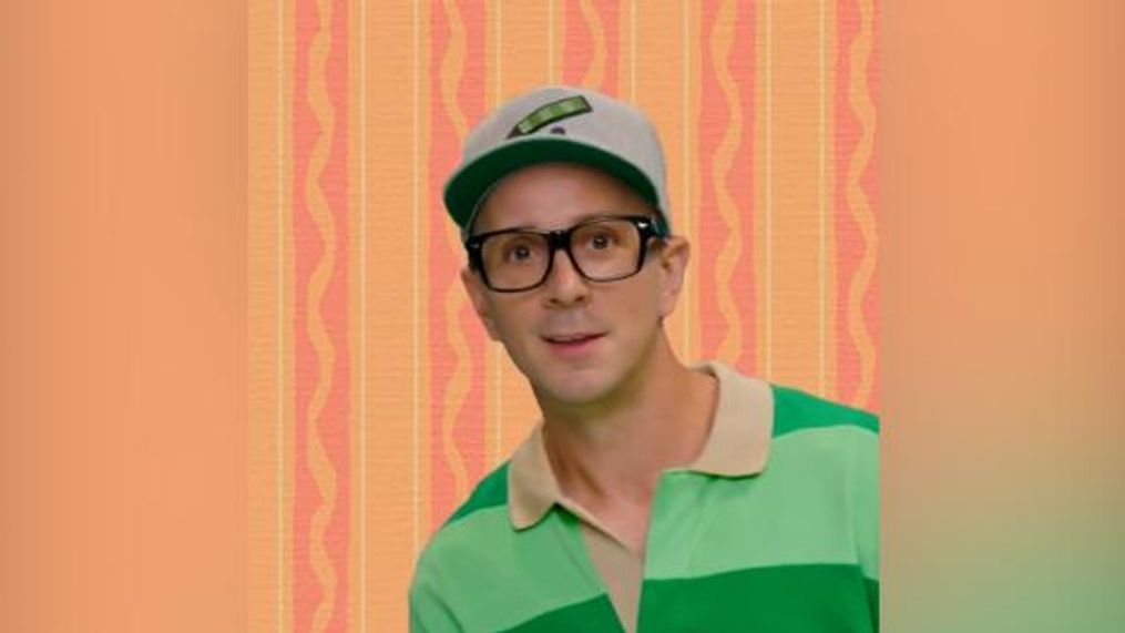 {p}"Blue's Clues" is celebrating its 25th anniversary, with a surprise appearance on social media by its original host Steve Burns. (CNN/CNN Newsource){/p}