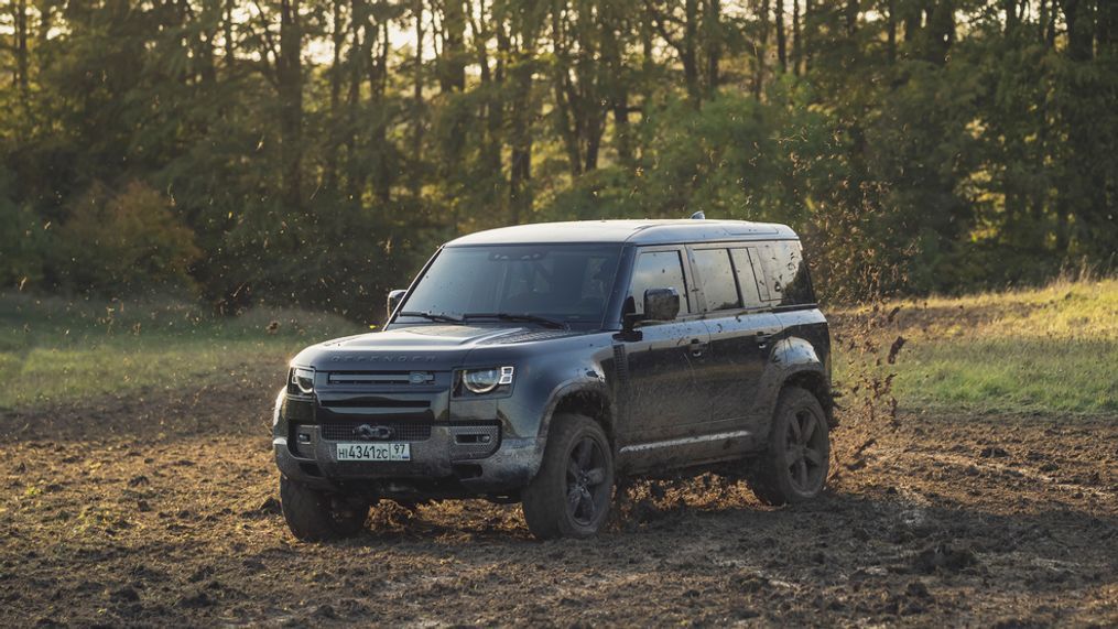 The new Land Rover Defender 110 makes its motion picture debut in the 25th official James Bond film, "No Time To Die." (Image courtesy of Jaguar Land Rover)