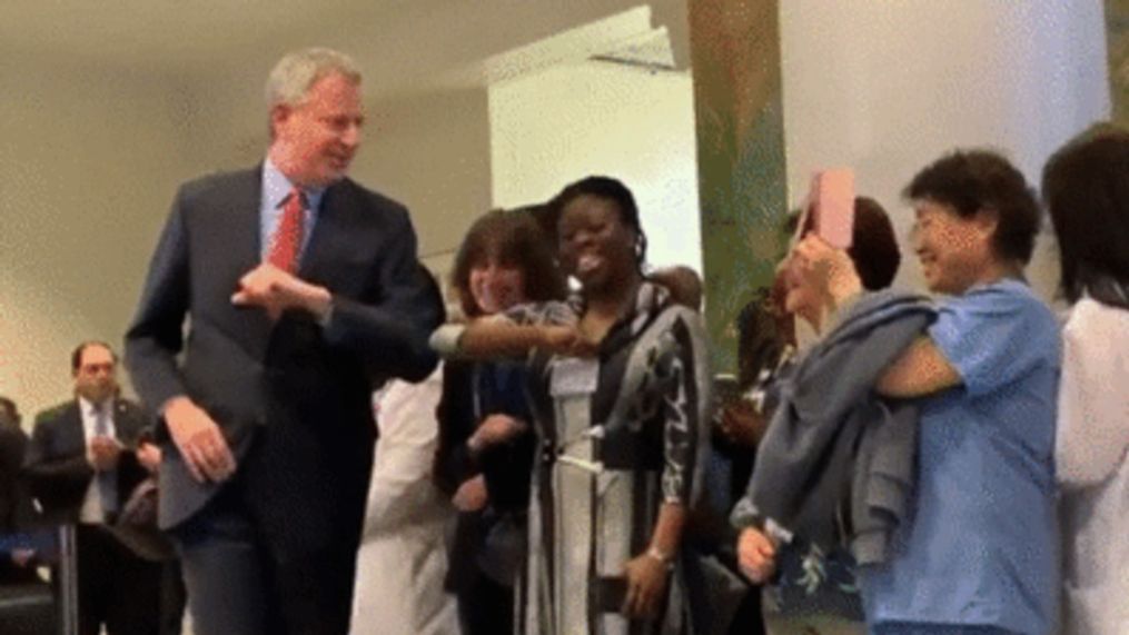 New York mayor opts for elbow-taps over hand shakes at coronavirus briefing (NYC Health + Hospitals via Storyful)