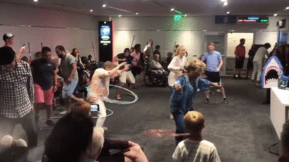 Southwest Airlines holds hula hoop contest for passengers waiting at LAX (Kevin Roden via Storyful)