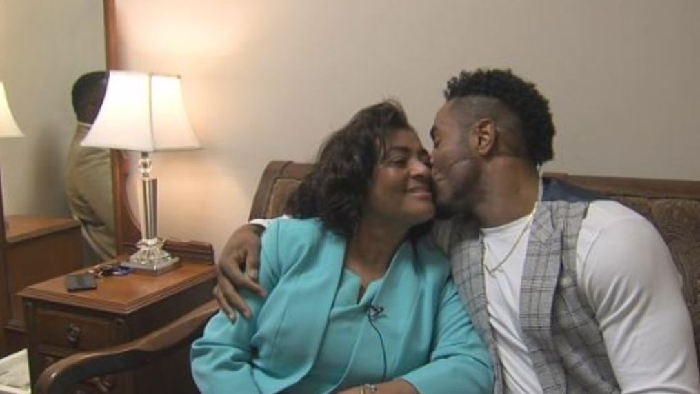 Rashad Jennings and his mom Deborah. (WSET)