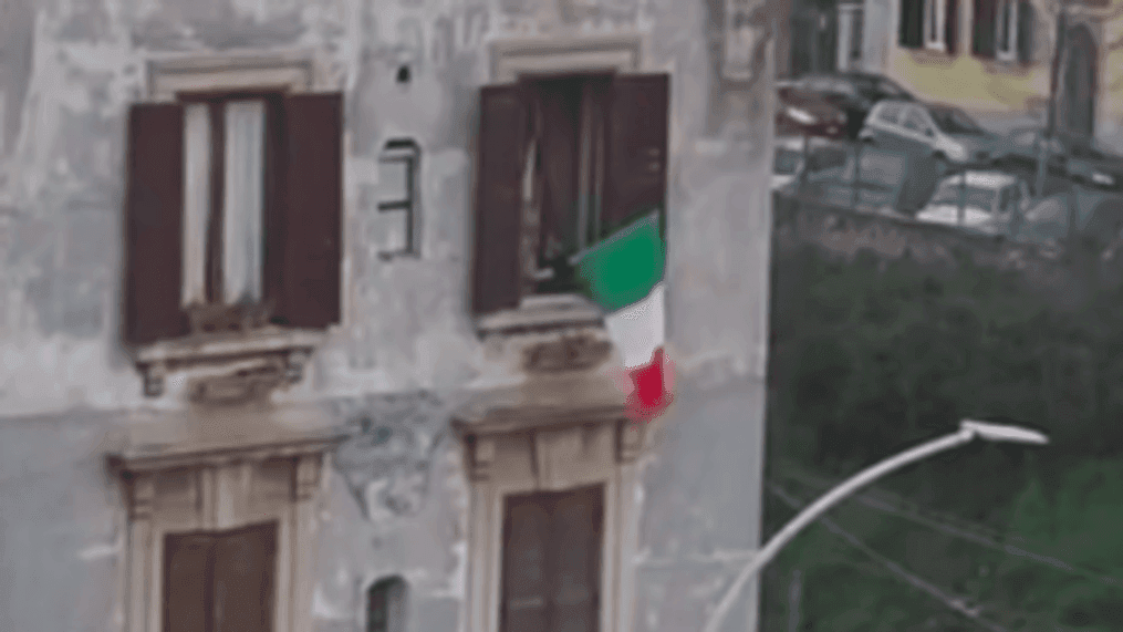 Quarantined Italians play music from balconies to raise spirits (Natalia Alifraco via Storyful)