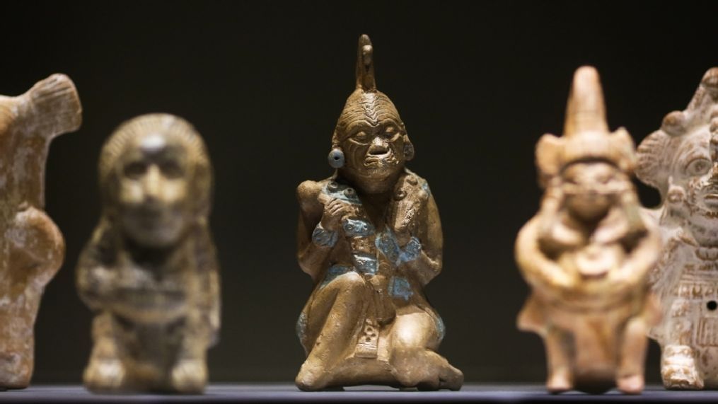 Figures in ritual dresses, 600-900 AD, are displayed at the exhibition 'The Maya - Language of Beauty' at the Martin-Gropius-Bau museum in Berlin, Monday, April 11, 2016. The exhibition will run from April 12. until August 7, 2016. (AP Photo/Markus Schreiber)