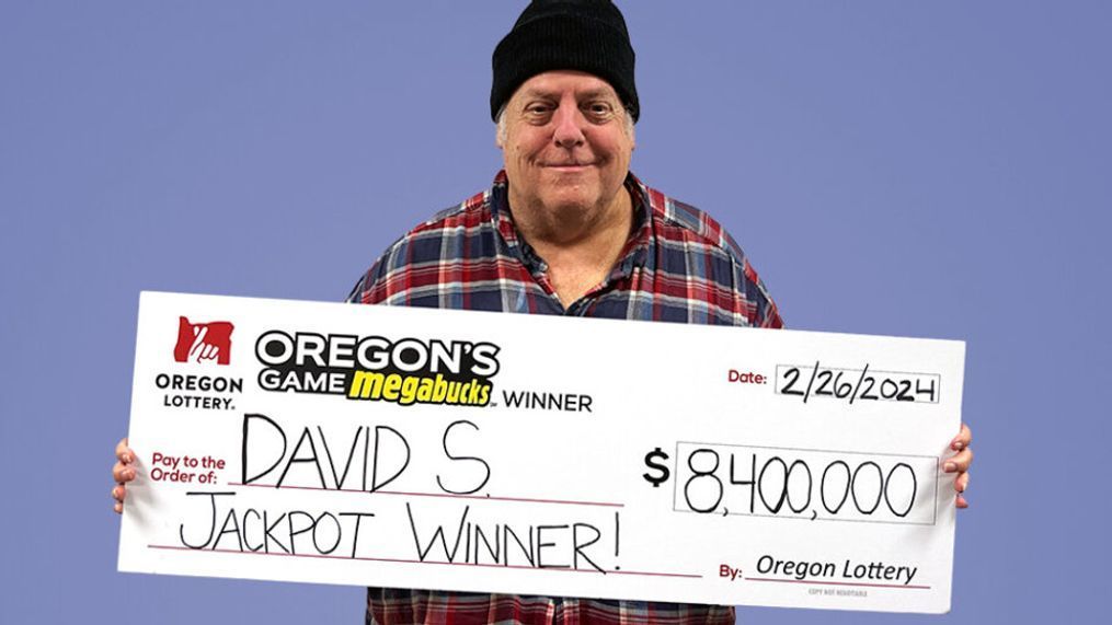 David Schultze holding his winning lottery ticket. (Oregon Lottery)