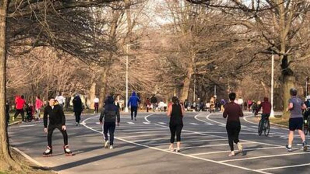 People flock to Brooklyn's Prospect Park as De Blasio mulls more closures (Evelien de Vogel via Storyful)