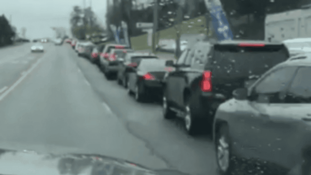 Vehicles line up for drive-thru COVID-19 testing in Birmingham, Alabama (Wayne Pullen via Storyful)