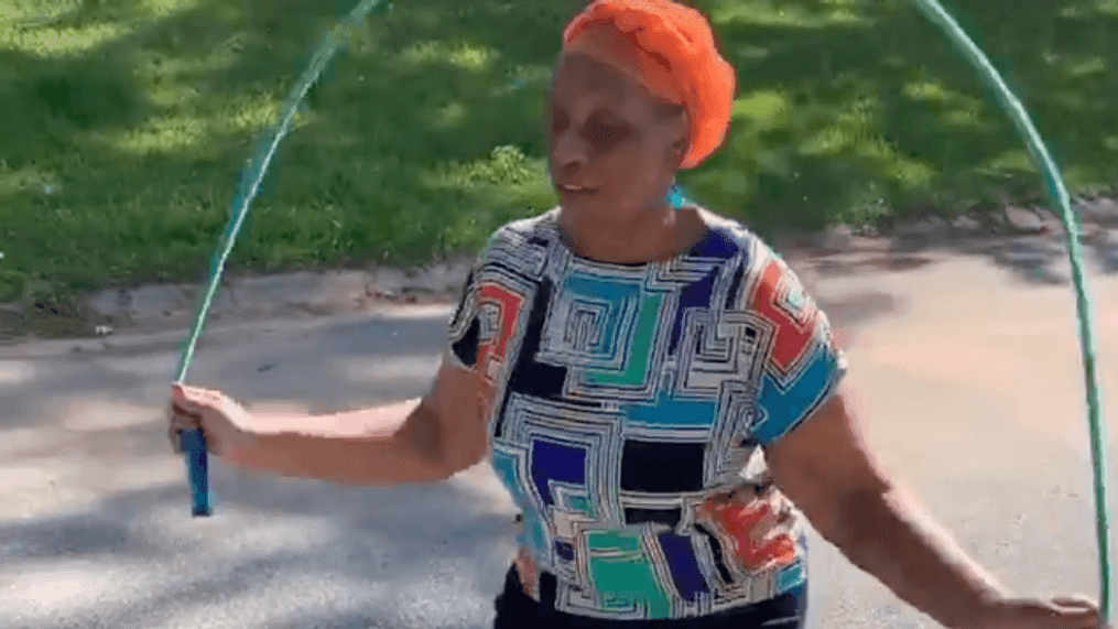 Mother surpasses son's exercise challenge to his surprise (@fullyfocus/Instagram)