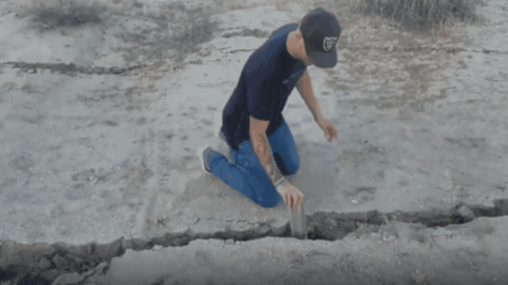 Man reaches into fissure following earthquakes in Southern California (Erik Catlin via Storyful)