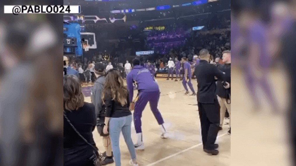 LeBron James and Anthony Davis pretend to play football (@Pablo024/IG)