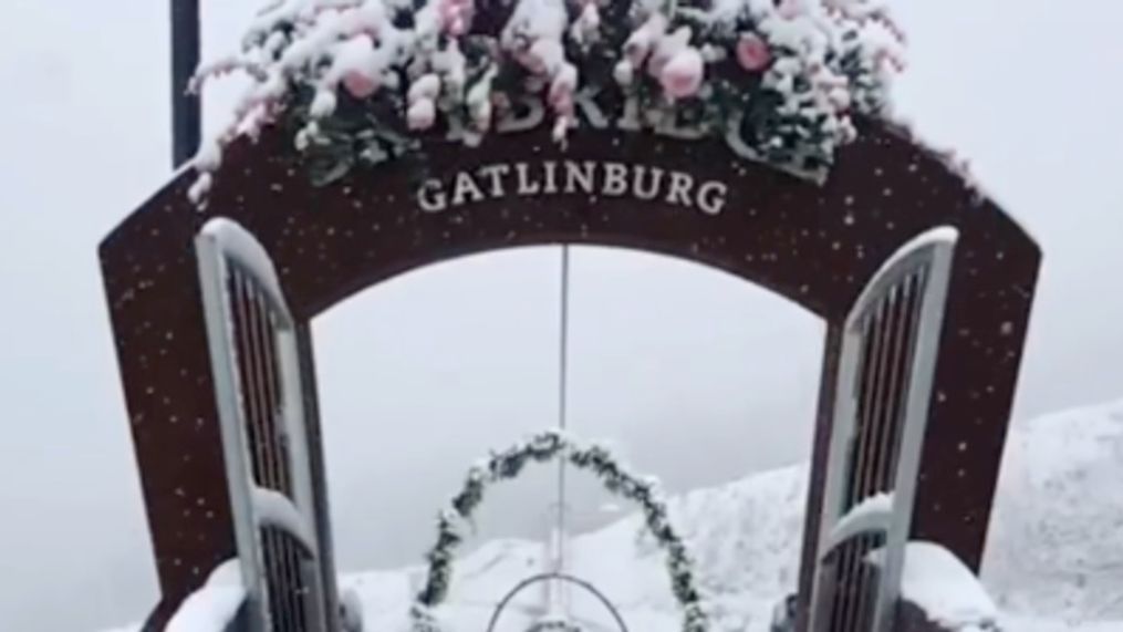 Gatlinburg SkyBridge Coated in Snow in Tennessee’s Great Smoky Mountains (Gatlinburg SkyLift Park via Storyful)