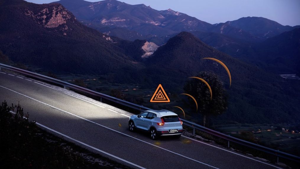 Hazard Light Alert and Slippery Road Alert{ }allows Volvo cars to communicate with each other and alert drivers of nearby slippery road conditions and hazards via a cloud based network. (Image courtesy of Volvo Car Group)