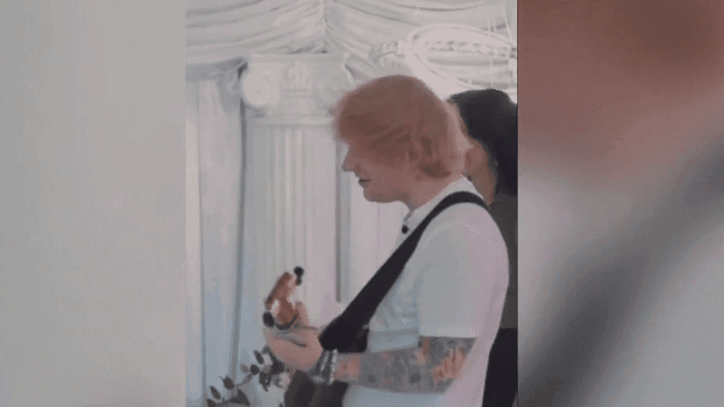 Ed Sheeran serenades a newlywed couple in Las Vegas. (Video via Instagram / @teddysphotos)