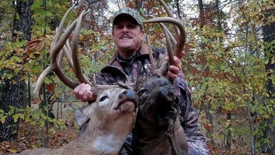 Image for story: Kentucky hunter bags buck with two heads; one had already been dead 