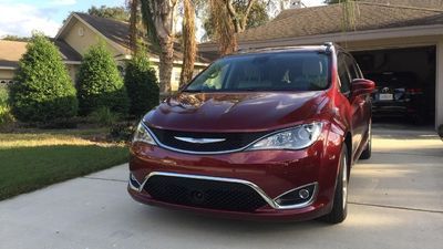 Image for story: Auto safety group seeks Chrysler Pacifica recall