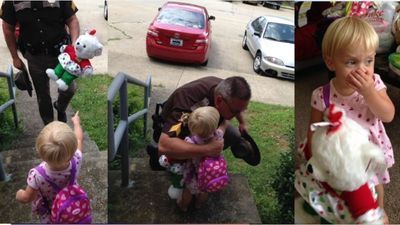 Image for story: Northern Kentucky officer makes 2-year-old's day with act of kindness