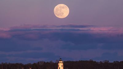 Image for story: The first super moon of the year peaks Monday night