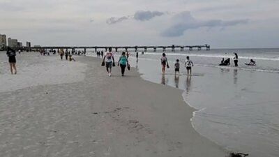 Image for story: People gather on Florida's Jacksonville Beach as coronavirus restrictions ease