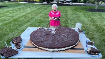 Image for story: Ohio grandma completes quest to create world's largest Oreo