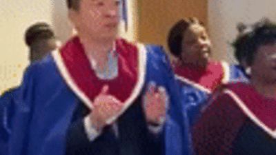 Image for story: Andrew Yang sings with Iowa baptist choir during outreach event