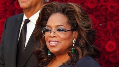 Image for story: Oprah makes a visit in Maine to try her first lobster roll