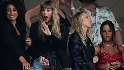 Image for story: Taylor Swift spotted cheering on Travis Kelce's Chiefs among Hollywood stars