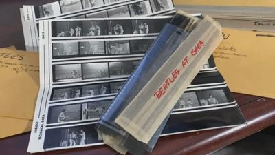 Image for story: Reporter finds dozens of undiscovered Beatles photos in father's closet after his death