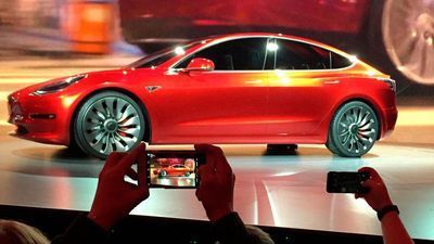 Image for story: Tesla raises production, still short of Model 3 goals