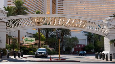 Image for story: Frenzy hits Mirage in Las Vegas as resort pays out $1.6 million before closure