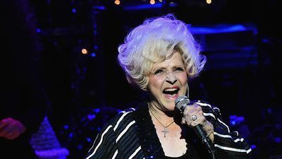 Image for story: Brenda Lee rocks around the Christmas tree to No. 1, 65 years after release