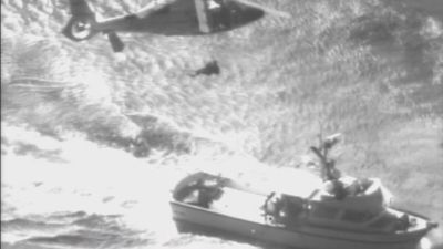 Image for story: VIDEO: Helicopter rescues injured mariner off Hawaiian coast 