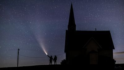 Image for story: Nice catch: Photographer gets creative with Comet NEOWISE