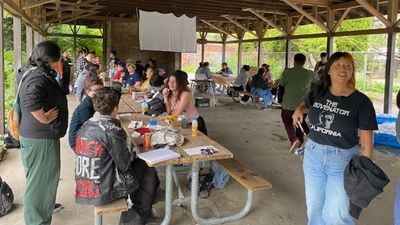 Image for story: Garlic gathers gays: Seattle park meetup goes viral