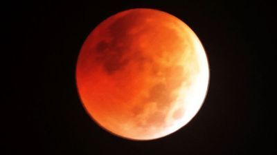 Image for story: PHOTOS: Total lunar eclipse delights stargazers across US