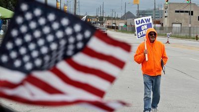 Image for story: Workers celebrate deal with GM, show union power in industry