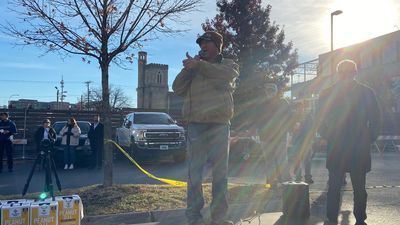 Image for story: Country singer Tracy Lawrence frying up hundreds of turkeys for Nashville's homeless 