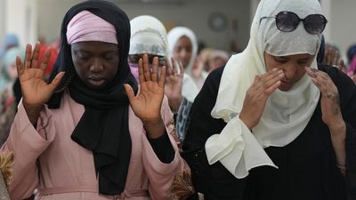 Image for story: PHOTOS: See Muslims celebrate Eid al-Fitr, end of Ramadan around the world