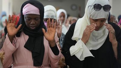 Image for story: PHOTOS: See Muslims celebrate Eid al-Fitr, end of Ramadan around the world