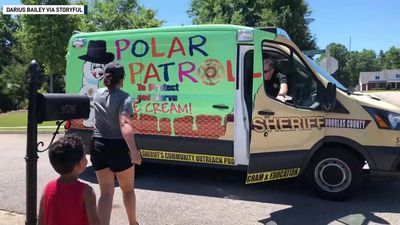 Image for story: Kids get free ice cream as Georgia police conduct 'polar patrol'