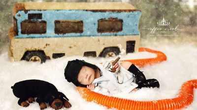 Image for story: Newborns pose as Clark Griswold, Cousin Eddie for 'Christmas Vacation' photoshoot  