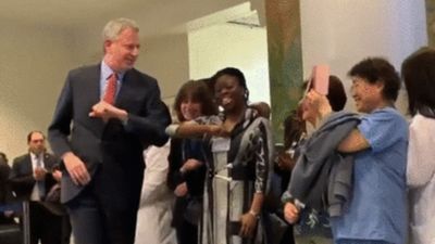 Image for story: New York mayor opts for elbow-taps over hand shakes at coronavirus briefing