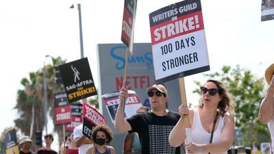 Image for story: Hollywood writers not impressed with latest offer to end strike