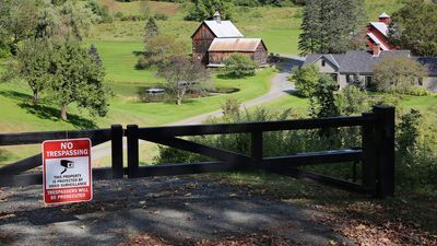 Image for story: Vermont town closes popular fall foliage road due to tourist misbehavior