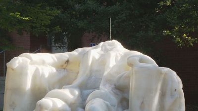 Image for story: Lincoln loses his cool, and his head, in DC heat wave meltdown