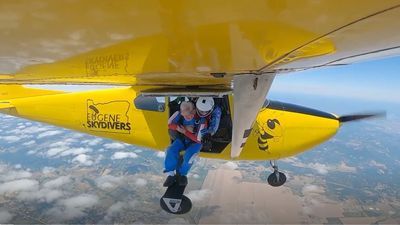 Image for story: 'He's just a guy that enjoys life': 91-year-old Oregon veteran skydives for first time