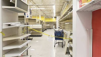 Image for story: Sad scenes from Toys 'R' Us with stores closing