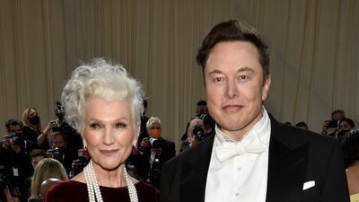 Image for story: Elon Musk's mother declares an end to cage fight between her son, Mark Zuckerberg