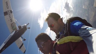 Image for story: Blind Iowa teen checks skydiving off bucketlist