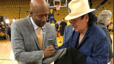 Image for story: LOOK: Musician Santana gets Kenny Smith to sign his Spurs gear at Game 2 