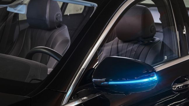 The turquoise exterior lighting of the vehicle is used for external communication with other road users. (Image courtesy of Daimler AG)