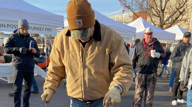 Country singer Tracy Lawrence frying up hundreds of turkeys for Nashville's homeless  (FOX 17 News){p}{/p}